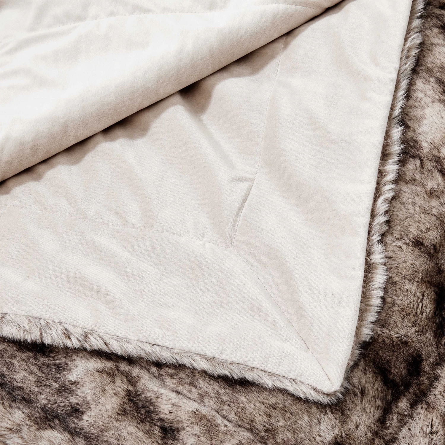 WILD THING Felldecke L 150 X B 200cm 11 WILD THING Felldecke L 150 X B 200cm – Bild 11